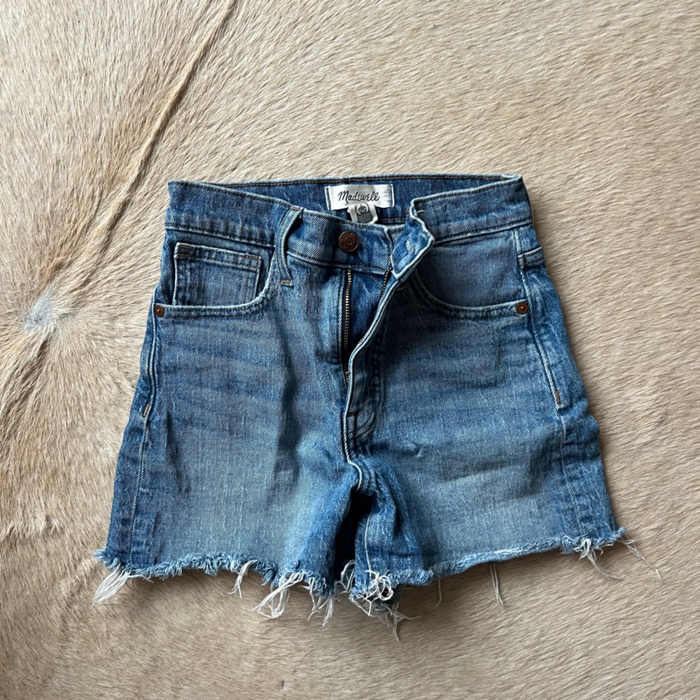 madewell high rise denim shorts 💙